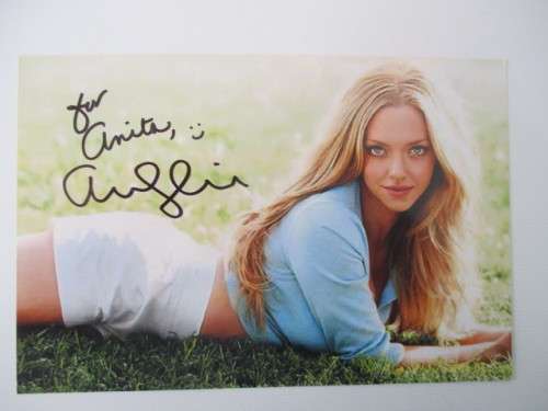 AUTOGRAPHED / SIGNED - AMANDA SEYFRIED - MAMA MIA  APP POST CARD SIZE