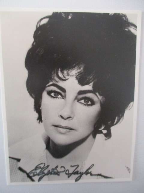 STAMPED AUTOGRAPH OF ELIZABETH TAYLOR APP POST CARD SIZE