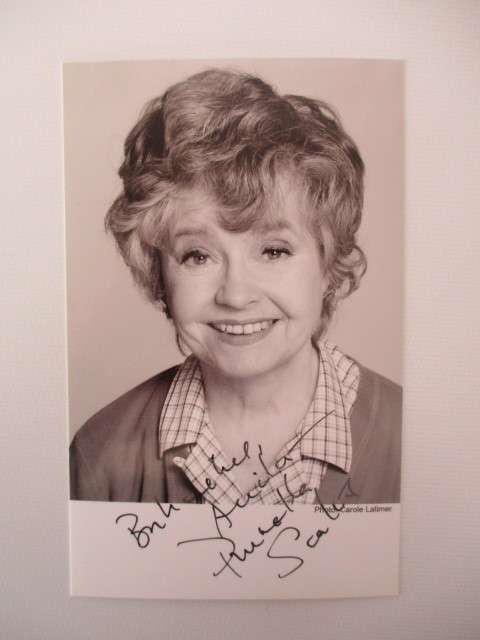AUTOGRAPHED / SIGNED - PRUNELLA SCALES - FAWLTY TOWERS APP. POSTCARD SIZE