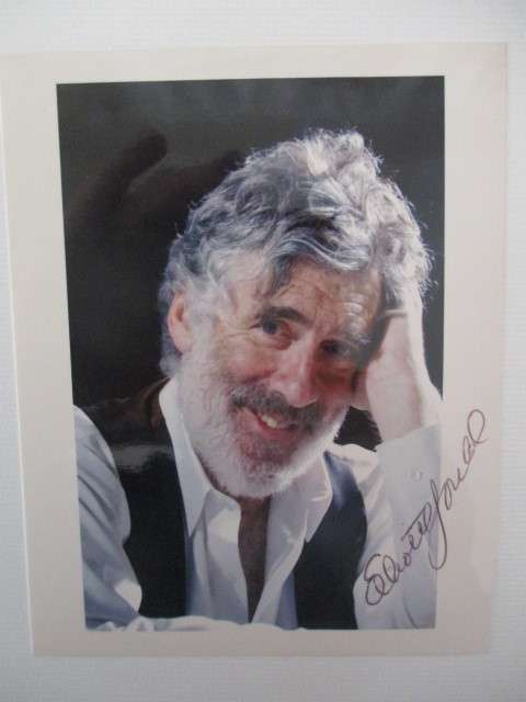 AUTOGRAPHED / SIGNED - ELLIOT GOULD - MASH AND FRIENDS
