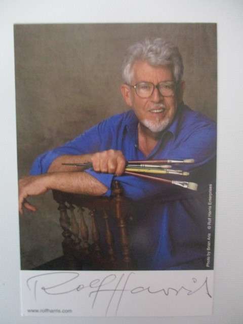 AUTOGRAPHED / SIGNED - ROLF HARRIS ARTIST  APP POSTCARD SIZE
