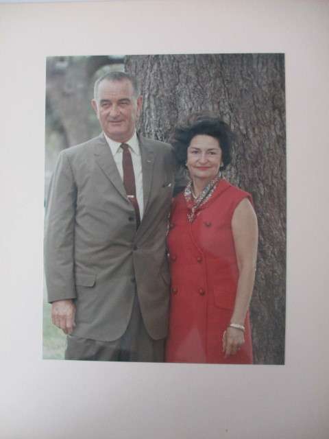 MOUNTED PHOTOGRAPH OF PRESIDENT AND MRS LYNDON B. JOHNSON A4 SIZE