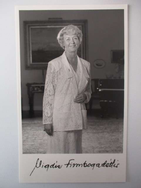 PRINTED AUTOGRAPH - VIGDIS FINNBOGADOTTIR - FORMER PRESIDENT OF ICE LAND