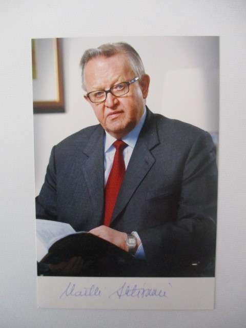 AUTOGRAPHED / SIGNED - MARTTI AHTISAARI FORMER PRESIDENT OF FINLAND AND NOBEL PRIZE WINNER