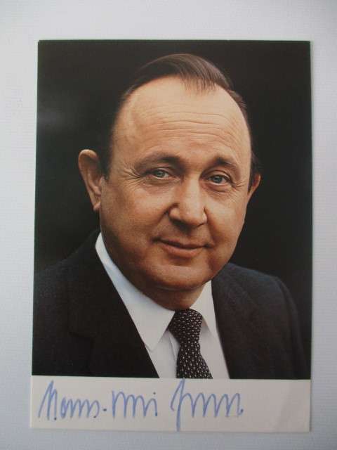 AUTOGRAPHED / SIGNED - HANS-DIETRICH GENSCHER GERMAN STATESMAN