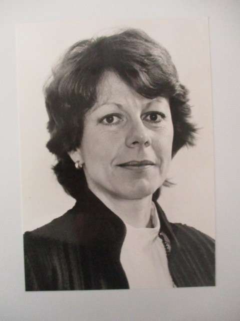 AUTOGRAPHED / SIGNED - NEELIE KROES DUTCH POLITICIAN