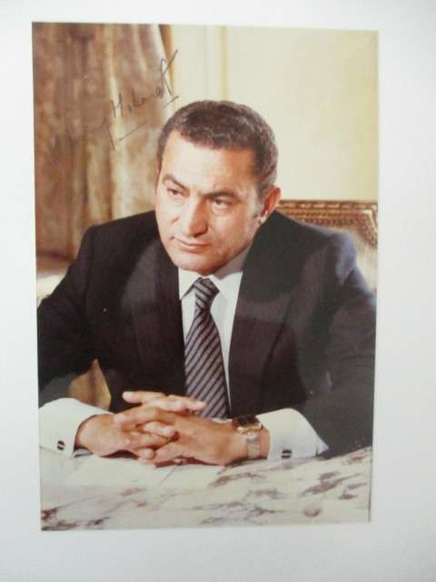 STAMPED AUTOGRAPH OF HOSNI MUBARAK EX PRESIDENT OF EGYPT AND LETTER