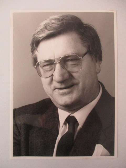 AUTOGRAPHED / SIGNED - GERMAN POLITICIAN