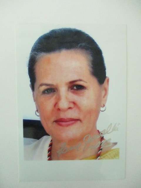 AUTOGRAPHED / SIGNED - SONJA GANDHI  - CONGRESS PRESIDENT INDIA LAST OF THE GANDHIS