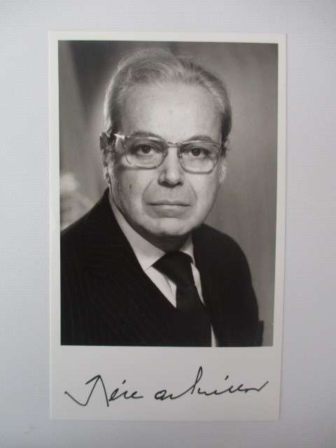 AUTOGRAPHED / SIGNED - JAVIER PEREZ DE CUELLAR - FORMER UNITED NATIONS SECRETARY GENERAL