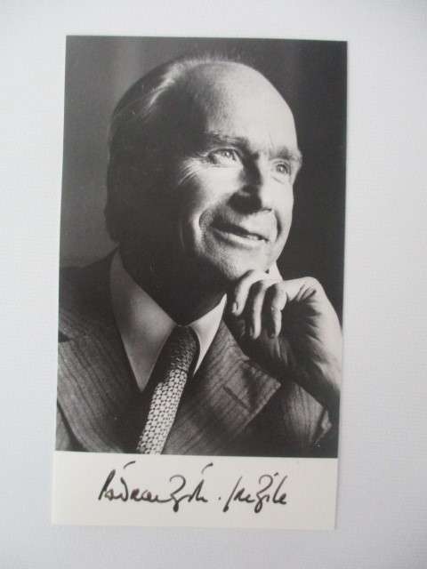 AUTOGRAPHED / SIGNED DR PATRICK HILLERY FORMER IRELAND PRESIDENT