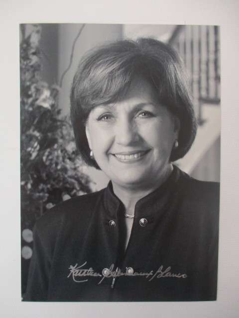 AUTOGRAPHED / SIGNED - CATHLEEN  BLANCO  FORMER GOVERNOR OF THE USA