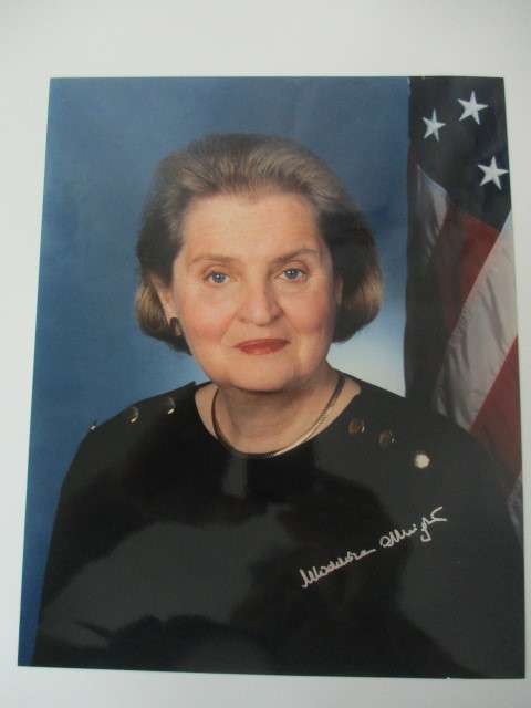 AUTOGRAPHED / SIGNED - MADELEINE ALBRIGHT SECRETARY OF STATE A4 SIZE