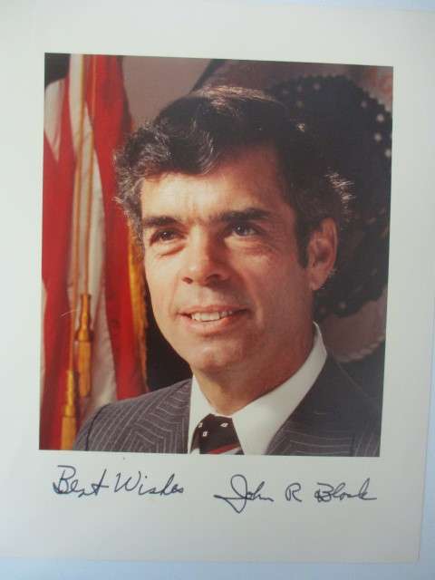AUTOGRAPHED / SIGNED - JOHN R. BLOCK   FORMER US SECRETARY OF STATE