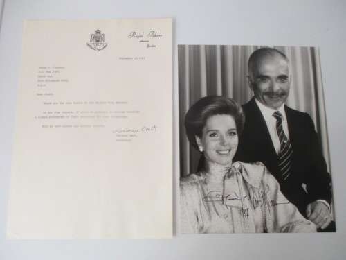AUTOGRAPHED / SIGNED KING AND QUEEN NOOR AND KING HUSSEIN A4 AND LETTER
