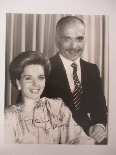 AUTOGRAPHED / SIGNED KING AND QUEEN NOOR AND KING HUSSEIN A4 AND LETTER