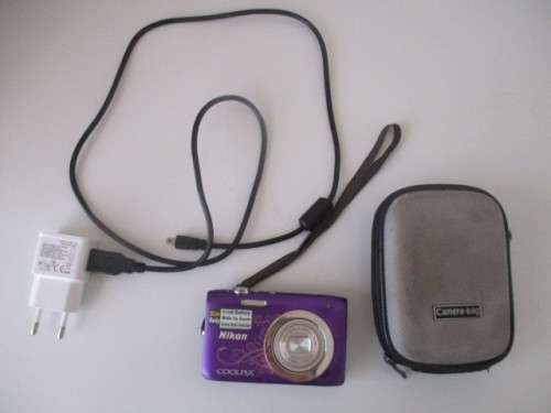 NIKON COOLPIX SLIM BODY DIGITAL CAMERA WITH CAMERA BAG AND CHARGER