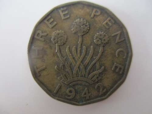 GREAT BRITAIN  1942 - THREE PENCE - LOVELY DETAIL