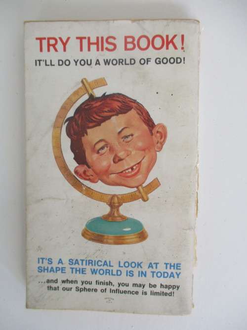 WARNER BOOKS - ITS A WORLD . WORLD WORLD, WORLD MAD DIGEST  1973 SPINE  BITS OF COVER MISSING