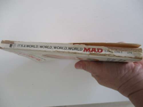 WARNER BOOKS - ITS A WORLD . WORLD WORLD, WORLD MAD DIGEST  1973 SPINE  BITS OF COVER MISSING