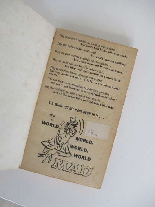 WARNER BOOKS - ITS A WORLD . WORLD WORLD, WORLD MAD DIGEST  1973 SPINE  BITS OF COVER MISSING