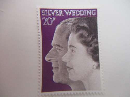 GREAT BRITAIN 4 MINT STAMPS THE QUEEN MOTHER AND SILVER WEDDING