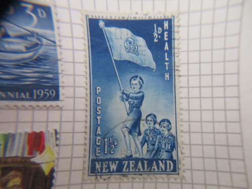 NEW ZEALAND LOT OF USED STAMPS MOUNTED