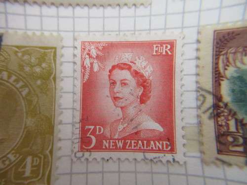 NEW ZEALAND LOT OF USED STAMPS MOUNTED