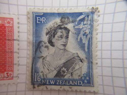 NEW ZEALAND LOT OF USED STAMPS MOUNTED