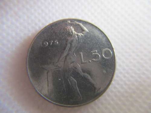 ITALY - 50 LIRE -  1975 -  LOVELY DETAIL COIN