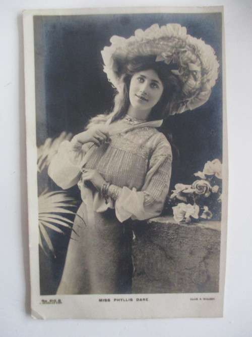 VICTORIAN POSTCARD - PHYLLIS DARE VICTORIAN SINGER