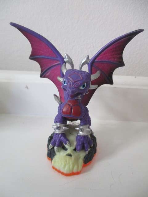 SKYLANDERS FIGURE FROM TRADING CARDS