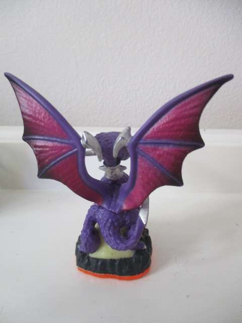 SKYLANDERS FIGURE FROM TRADING CARDS