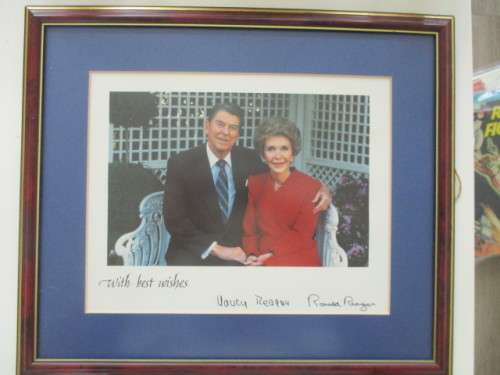 FRAMED LOVELY PHOTOGRAPH OF PRESIDENT REAGAN AND MRS WITH PRINTED AUTOGRAPHS  34 CM X  28 CM