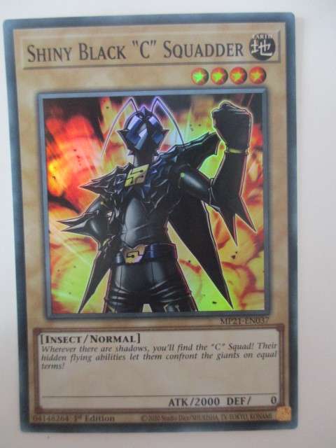 YU-GI-OH - TRADING CARD - SHINY BLACK C SQUADDER  - HOLO CARD