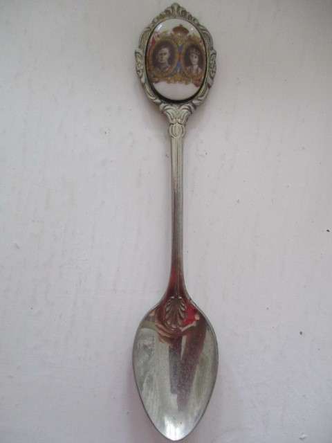 KING GEORGE AND QUEEN ELIZABETH PORCELAIN  AND SILVER PLATED TEASPOON