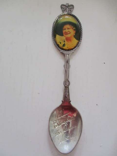 LOVELY VINTAGE PEWTER TEASPOON  OF THE QUEEN MOTHER
