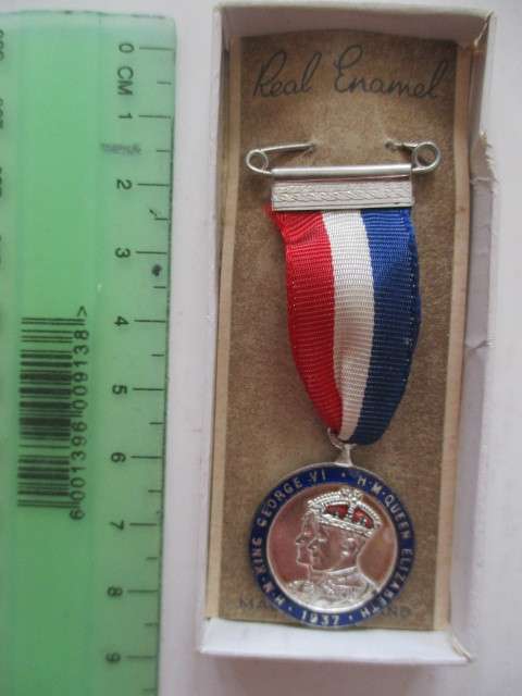 LOVELY SMALL MEDALLION ON RIBBON OF CORRONATION OF KING GEORGE AND ELIZABETH 1937  IN BOX