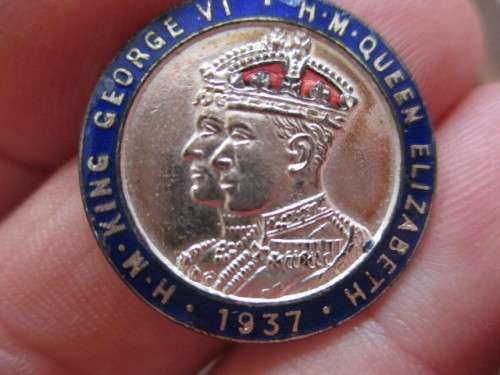 LOVELY SMALL MEDALLION ON RIBBON OF CORRONATION OF KING GEORGE AND ELIZABETH 1937  IN BOX