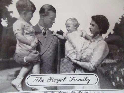 VINTAGE SMALL GLASS ASHTRAY - THE ROYAL FAMILY