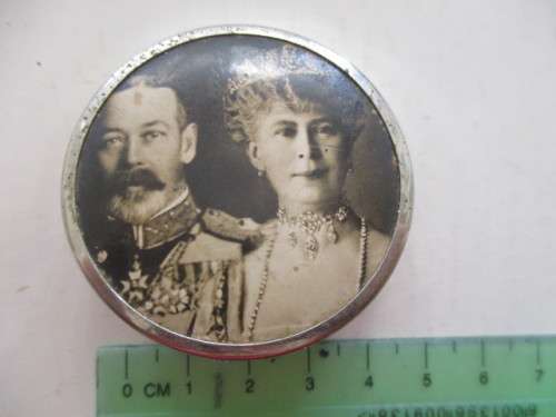 ANTIQUE PILL BOX  KING GEORGE V  AND QUEEN  MARY SILVER JUBILEE 1935