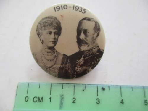 VINTAGE TO ANTIQUE - KING GEORGE AND QUEEN ELIZABETH  1910-1935 METAL BADGE