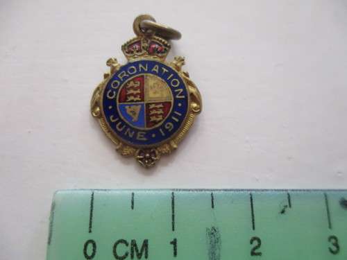 VINTAGE TO ANTIQUE  MINI BADGE - CORONATION KING GEORGE V - 1911