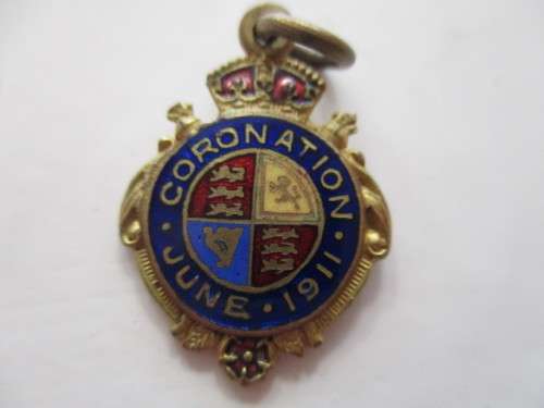 VINTAGE TO ANTIQUE  MINI BADGE - CORONATION KING GEORGE V - 1911