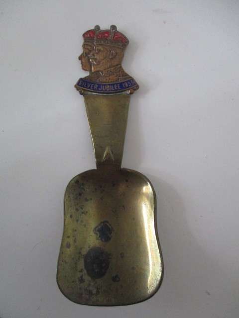 VINTAGE TO ANTQUE BRASS SPOON TO COMMEMORATE THE SILVER JUBILEE OF KING GEORGE V AND MARY 1935