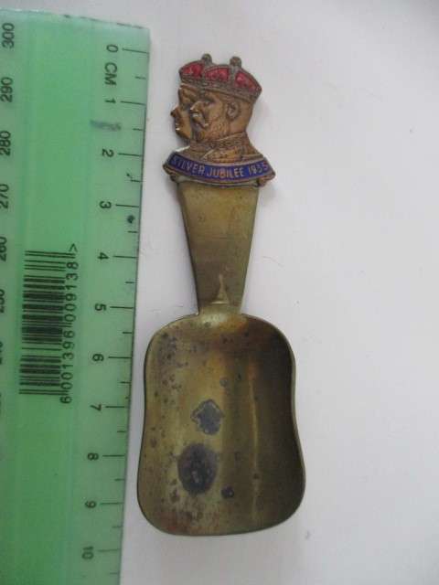 VINTAGE TO ANTQUE BRASS SPOON TO COMMEMORATE THE SILVER JUBILEE OF KING GEORGE V AND MARY 1935