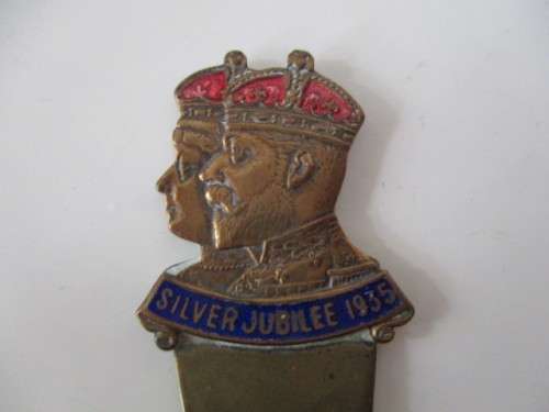 VINTAGE TO ANTQUE BRASS SPOON TO COMMEMORATE THE SILVER JUBILEE OF KING GEORGE V AND MARY 1935