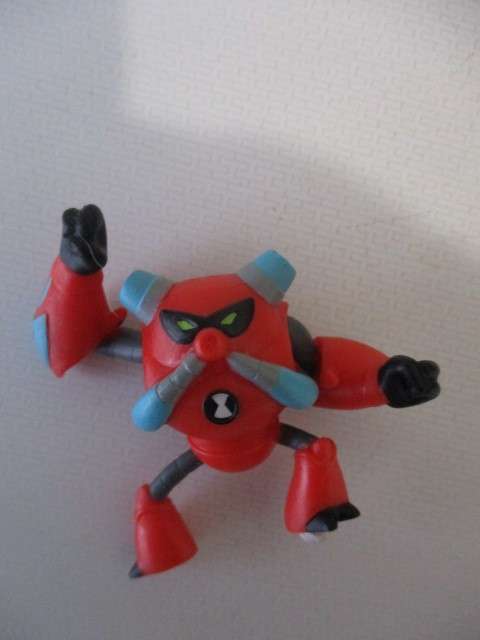 BEN - 10 SMALL FIGUIRINE APP 4CM TALL SERIAL NUMBER UNDER FOOT