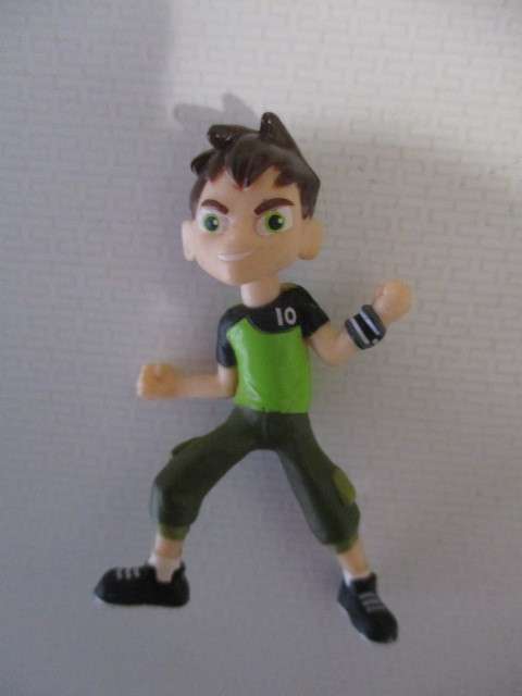 BEN  10 FIGUIRE - APP 4CM WITH SERIAL NUMBER