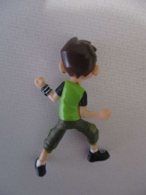 BEN  10 FIGUIRE - APP 4CM WITH SERIAL NUMBER